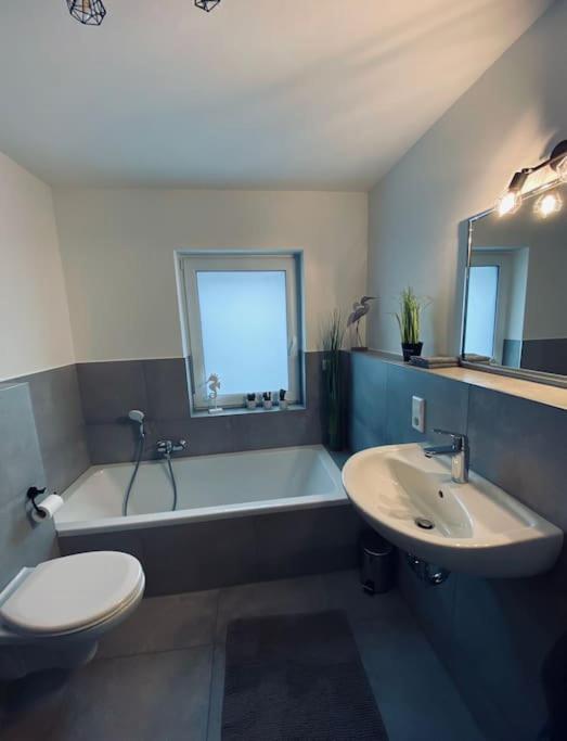 Grosse Moderne Ferienwohnung Auch Als Monteur Unterkunft Nutzbar, In Stolberg - Vicht Exteriér fotografie