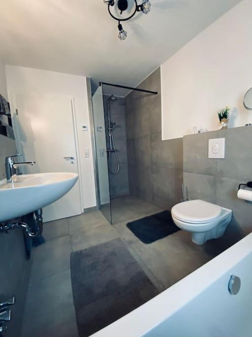 Grosse Moderne Ferienwohnung Auch Als Monteur Unterkunft Nutzbar, In Stolberg - Vicht Exteriér fotografie